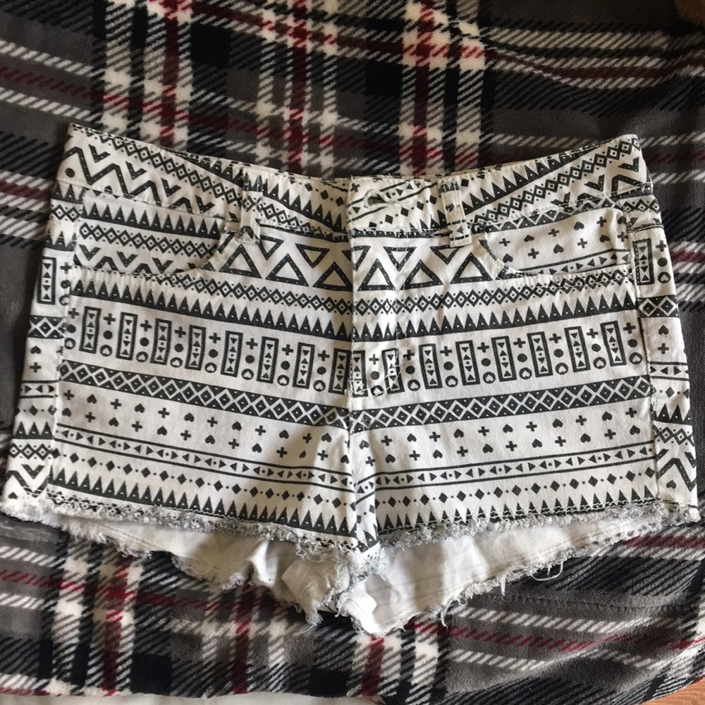 White and black H&M shorts